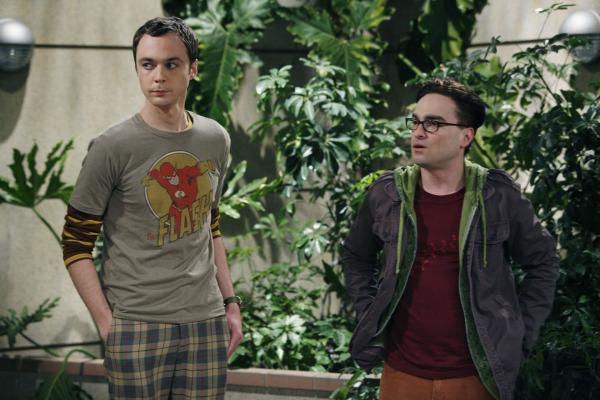 Bild 1 von 24: Die begnadeten Physiker Leonard (Johnny Galecki, r.) und Sheldon (Jim Parsons, l.), die sich eine Wohnung teilen, bewegen sich so sehr in der Welt der Quantenphysik, dass sie an der realen Welt ein wenig vorbeileben. Bis eines Tages Penny in die Nachbarwohnung einzieht ...