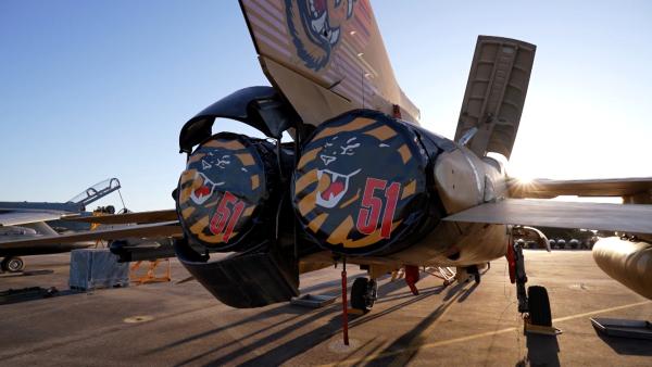 Bild 1 von 3: Die markante Sonderbemalung eines Jets des Taktischen Luftwaffengeschwaders 51 \