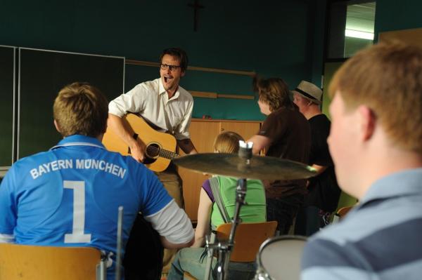 Bild 1 von 17: Der letzte Hit seiner Band liegt 15 Jahre zurück, und noch immer hofft Tom (Max von Thun, 2.v.l.) auf ein Comeback. Doch dann pfändet ein Gerichtsvollzieher seine geliebte Gitarre. Mit gefälschten Zeugnissen bewirbt er sich als Musiklehrer an einer Förderschule ...