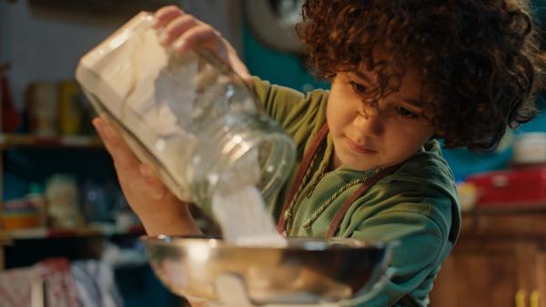 Bild 1 von 4: Saïd bereitet den Pizzateig vor.© SWR/Phanta Basta!/Indi Film - Honorarfreie Verwendung gemäß AGB im redaktionellen Zusammenhang mit genannter Sendung bei Nennung \