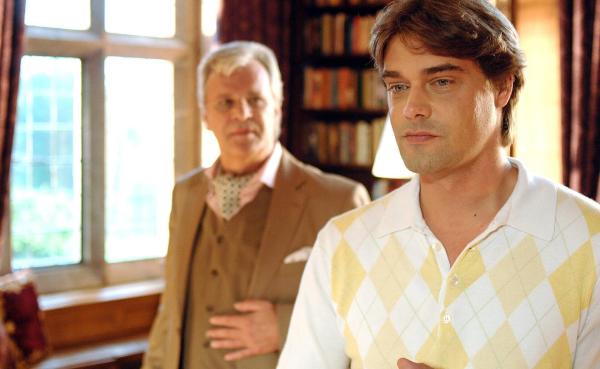 Bild 1 von 15: Im Bild: Seit der Trennung seiner Eltern hat Tom (Raphael Vogt, re.) kein gutes Verhänltnis zu seinem Vater George (Peter Sattmann, li.).