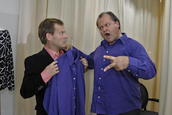 Bild 1 von 3: Mathias (Mathias Schlung, l.) hat in der Boutique zufällig das selbe Hemd wie Markus (Markus Majowski, r.) gekauft. Jetzt weiß Janine gar nicht mehr, wer wer ist ...