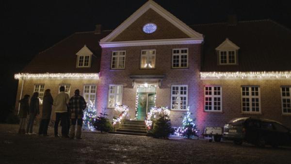 Bild 1 von 3: Endlich erstrahlt die Hausfassade in weihnachtlichem Glanz.
© BR/TV 2 Denmark, Cosmo Film/Balthazar Hertel - Honorarfreie Verwendung gemäß AGB im redaktionellen Zusammenhang mit genannter Sendung bei Nennung \