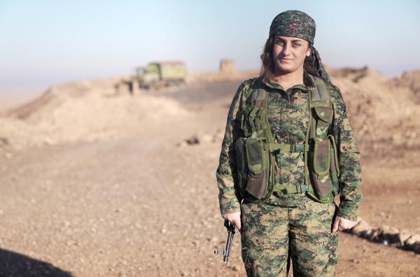 Bild 1 von 2: Kurdin Biyan kämpft in der kurdisch-syrischen Verteidigungseinheit YPJ in Syrien.