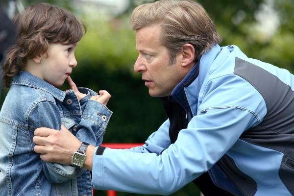 Bild 1 von 14: Im Bild: Roland Koch (Gerald Hübner, re.).