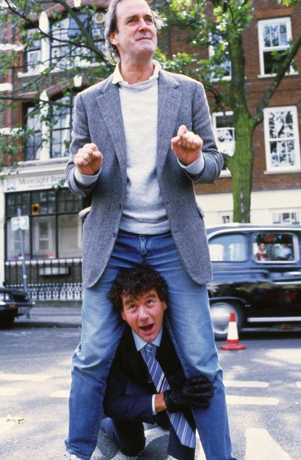 Bild 1 von 4: Archie (John Cleese, o.); Ken Pile (Michael Palin, u.)