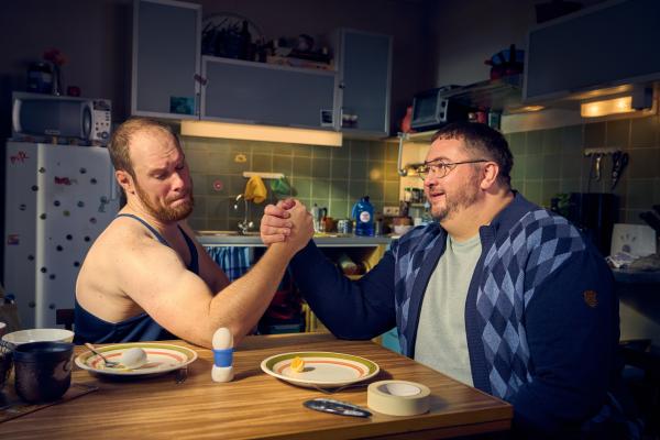 Bild 1 von 5: Sven (Sven Daniel Bühler, l.) fordert Tüffi (Daniel Zillmann, r.) zum Armdrücken heraus.