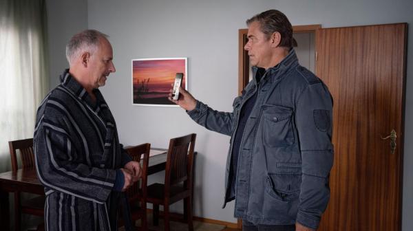 Bild 1 von 7: Rolf Asmus (Frank Röth, l.); Finn (Sven Martinek, r.)