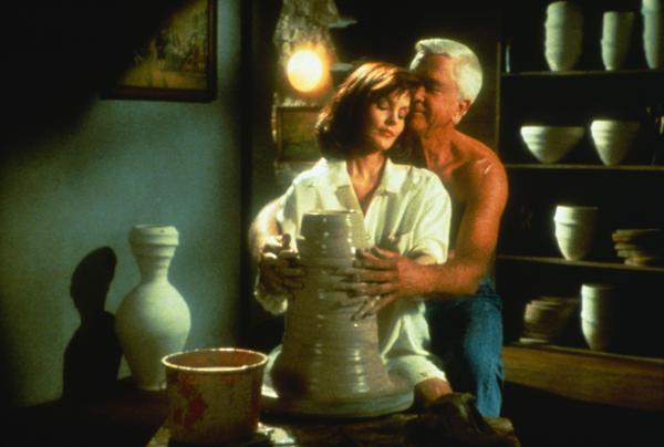 Bild 1 von 9: Jane Spencer (Priscilla Presley, l.) und Lt. Frank Drebin (Leslie Nielsen, r.) haben sich wieder versöhnt.