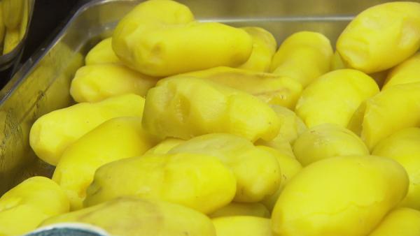 Bild 1 von 4: Erdapfel - geschält.