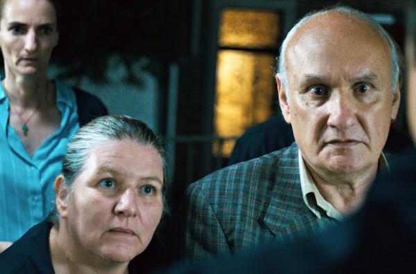 Bild 1 von 4: Pfarrer Bruno (Jean-François Gallotte, re.) will mit einem Gemeindemitglied (Marie-Luc Adam, Mi.) Tom aus dem Polizeiverhör befreien. Corinne (Gwen Berrou, li.) zweifelt mittlerweile an der Unschuld ihres Bruders.