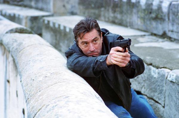 Bild 1 von 7: Als Sam (Robert De Niro) und ein Team von Spezialisten und Söldnern einen mysteriösen Koffer beschaffen sollen, werden sie verraten. Eine heiße Verfolgungsjagd beginnt ...