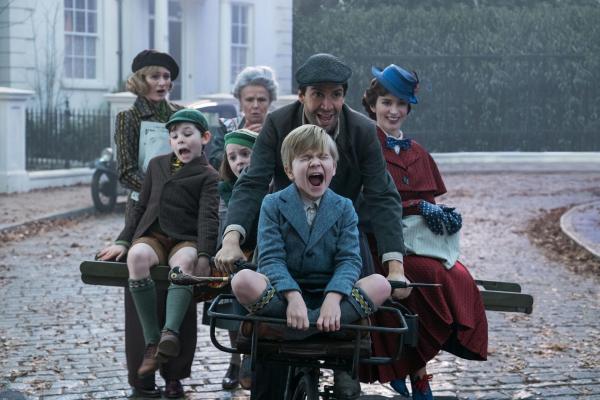 Bild 1 von 13: (v.l.n.r.) Jane Banks (Emily Mortimer); John (Nathanael Saleh); Annabel (Pixie Davies); Ellen (Julie Walters); Georgie (Joel Dawson); Jack (Lin-Manuel Miranda); Mary Poppins (Emily Blunt)