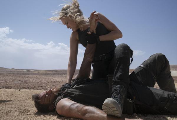Bild 1 von 11: Kano (Josh Lawson, l.); Sonya Blade (Jessica McNamee, r.)