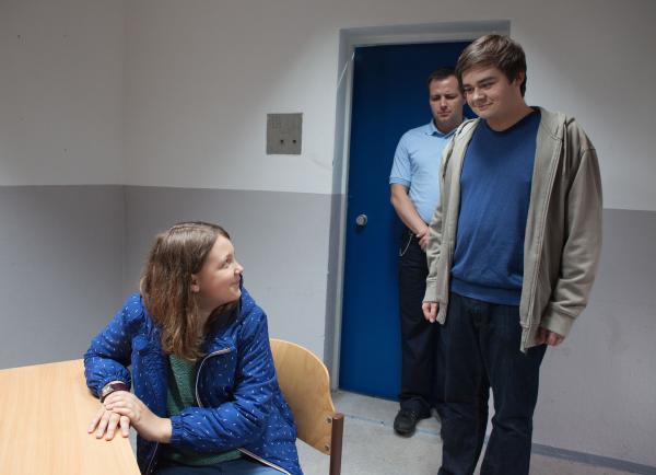 Bild 1 von 6: Petra (Elena Hesse) beuscht ihren Bruder Remo (Damian Thüne) im Gefängnis.