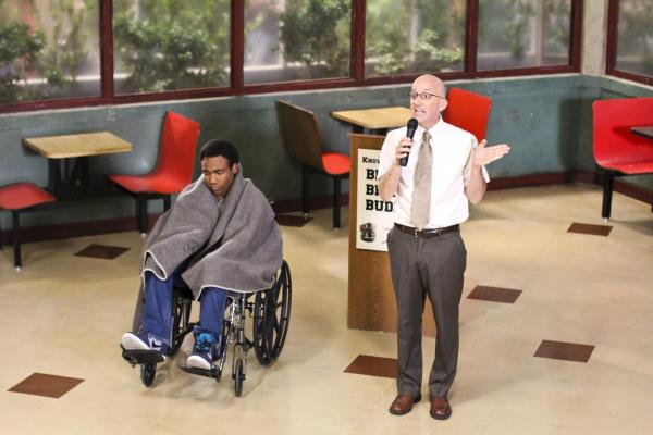 Bild 1 von 16: Als Troy (Donald Glover, l.) vom tückischen Ass Crack Banditen heimgesucht wird, ist für Dean Pelton klar: Da muss das Rettet-Greendale-Komitee sofort ermitteln ...