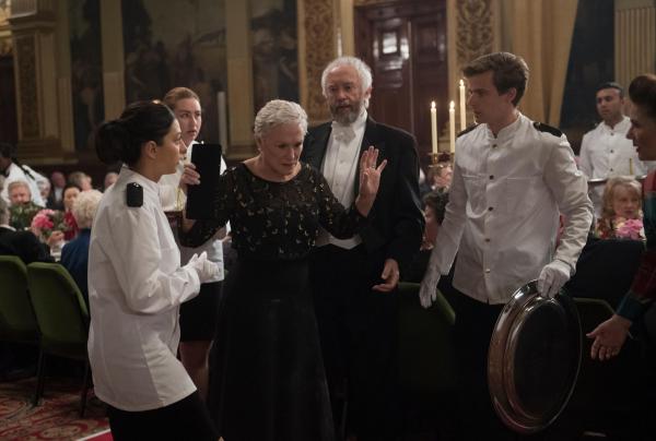 Bild 1 von 7: Joan Castleman (Glenn Close, Mitte l.); Joe Castleman (Jonathan Pryce, Mitte r.)