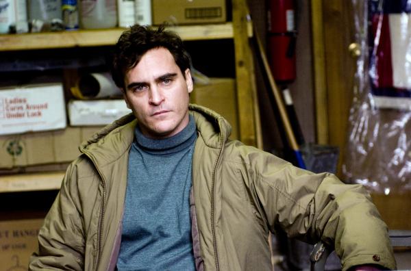 Bild 1 von 2: Leonard (Joaquín Phoenix) ist hin- und hergerissen zwischen seinem unerreichbaren Schwarm Michelle und einer gesicherten Zukunft mit der bodenständigen Sandra.