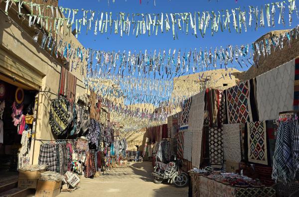 Bild 1 von 2: Mit 23.000 Einwohnern ist Siwa ein quirliger und geschichtsträchtiger Hotspot in der Trockenheit der scheinbar endlosen Dünen.