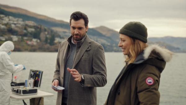 Bild 1 von 9: Simon (Matt Whelan) und Anais (Chelsie Preston Crayford) nehmen den Ponton, auf dem Jean Pierre bei einer Explosion ums Leben kam, genau unter die Lupe.