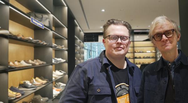 Bild 1 von 1: Schuh-bi-Duuuh! Das klingt wie Musik in unseren Ohren, wenn Angelo Kelly Gast in der Ausgabe der Kurzstrecke ist! Und die tritt in große Fußstapfen, denn Angelo braucht neue Schuhe. Fürs Fernsehen wohlgemerkt, denn Bodenhaftung hat er auch ohne. Und so stiefelt er mit Pierre M. Krause durchs Geschäft und probiert sich durch allerlei Fußbekleidung, ohne dabei durch Pierres Stilberatung vom Glauben abzufallen. Eine Kurzstrecke, in die man leicht reinschlüpfen kann, die eine angenehme Passform hat und sich hinten keine Blasen läuft. So wird ein Schuh draus!
