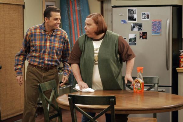 Bild 1 von 24: Voller Freude berichtet Alan (Jon Cryer, l.) Berta (Conchata Ferrell, r.) von seinem neuen Sportwagen ...