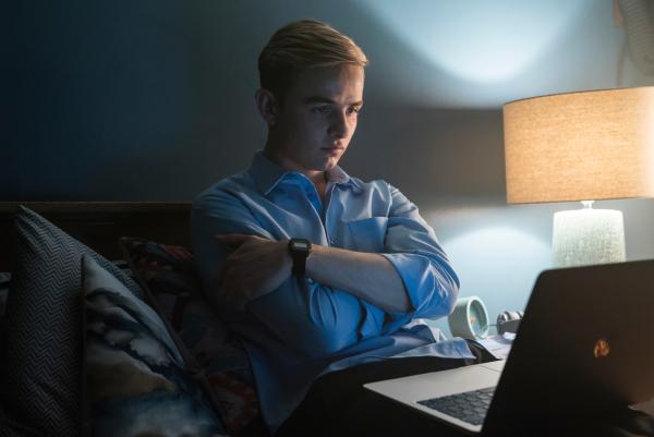 Bild 1 von 4: Alex Rider (Otto Farrant) videochattet mit seinem besten Freund. Sie hecken einen Plan aus, um heimlich auf eine Party zu kommen.