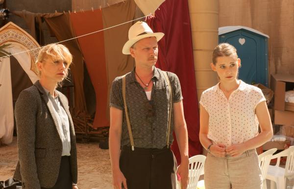 Bild 1 von 11: Dr. Eckart (Christina Große), Titus (Robert Stadlober), Jördis (Nadja Bobyleva) bemühen sich um Fassung während Haschim (nicht im Bild) eben diese zu verlieren scheint.