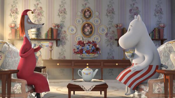 Bild 1 von 3: Frau Filifjonk (l.) empfiehlt Muminmama (r.) dringend ein Hausmädchen einzustellen.