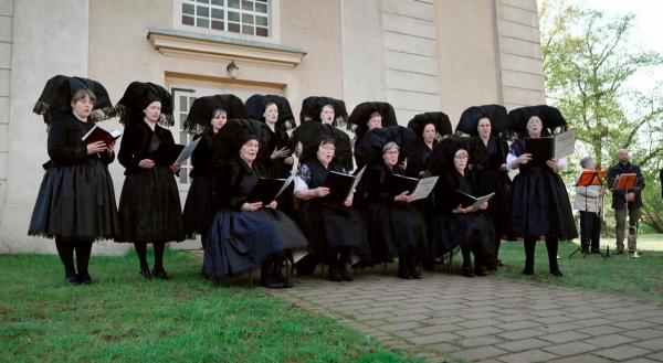 Bild 1 von 2: Ostersängerinnen vor der Sielower Kirche.
