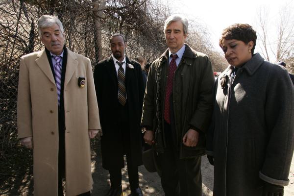Bild 1 von 1: (l-r) Dennis Farina as Fontana, Jesse L. Martin as Green, Sam Waterston as McCoy, Annie Parisse as ADA Borgia, S. Epatha Merkerson as Van Buren -- NBC