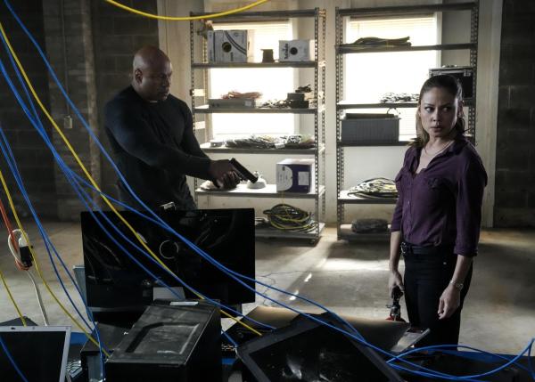 Bild 1 von 8: Sam Hanna (LL Cool J, l.); Jane Tennant (Vanessa Lachey, r.)