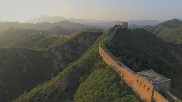 Bild 1 von 5: Die Chinesische Mauer ist nicht nur ein Bauwerk, sondern ein über mehrere Dynastien gewachsenes Netzwerk aus Mauern, Gräben und natürlichen Barrieren.