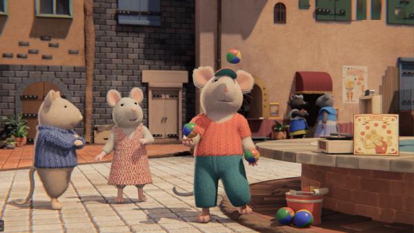 Bild 1 von 3: Julia (M.) ist fasziniert davon, wie gut Dan (r.) mit Bällen jonglieren kann. Sam (l.) ist eifersüchtig auf seinen älteren Bruder und will Julia von Dan fortlocken.