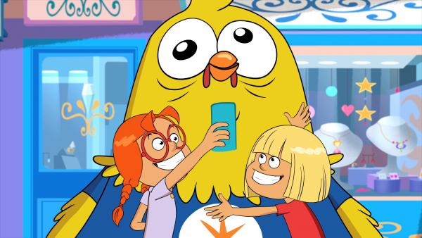 Bild 1 von 4: Nat und Lulu machen Selfies mit Super Piou-Piou, nicht ahnend, dass Marine sich darin versteckt.