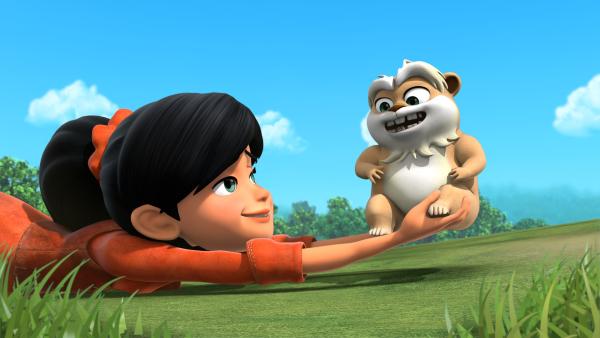 Bild 1 von 3: Scarlett (l.) hilft Derke (r.) bei der Flucht. Wikingersohn Stig hatte zufällig die Verwandlung Derkes gesehen und glaubt, dass Wotan ihm helfen will, einen Drachen zu fangen.