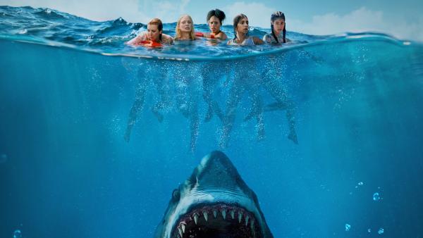 Bild 1 von 5: Ein in der Karibik im Ozean verunglückter Junggesellinnenabschied kämpft ums Überleben. Von links: Lizzie (Lauren Lyle), Kayla (Natalie Mitson), Ruth (Ellouise Shakespeare-Hart), Meg (Hiftu Quasem) und Cam (Nicole Rieko Setsuko).