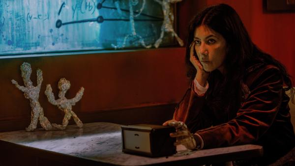 Bild 1 von 3: Während draußen der Sturm tobt, sitzt Quiet (Stephanie Beatriz) in einem verlassenen Diner - verfolgt von Erinnerungen, die sie nicht loslassen.