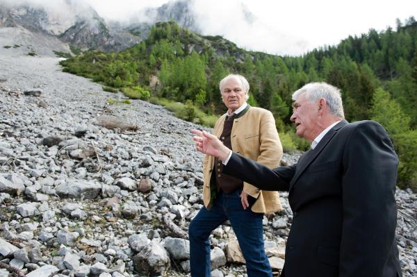 Bild 1 von 9: Im Bild: Obwohl sein Sohn Tobias immer noch vermisst wird, macht sich Peter Herbrechter (Michael König, l.) zusammen mit Franz Marthaler (Heinz Marecek, r.) auf den Weg zum Binder-Hof, um ein Geschäft abzuschließen. Sie ahnen nichts von der Bergrutsch-Gefahr, in die sie sich begeben.