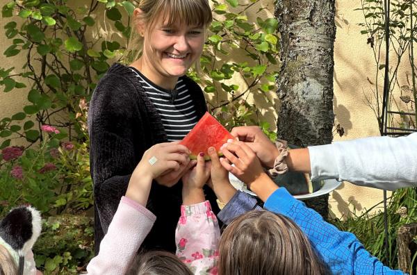 Bild 1 von 3: Noch sind die Pflegekinder nicht alle da. Zwei Jungs sind schon in das Kinderdorfhaus eingezogen, dazu kommt noch Lucies eigene Tochter Moni. Das Leben als Kinderdorfmutter kann beginnen.