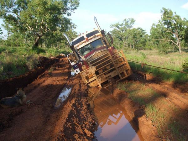 Bild 1 von 3: Steve Grahame's truck bogged just outside of Kalumburu.