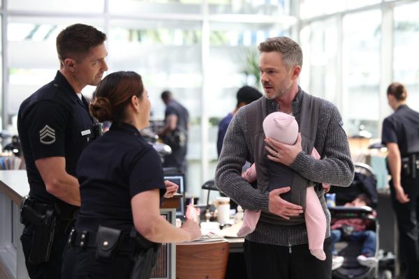 Bild 1 von 5: Officer Lucy (Melissa O'Neil, M.) und Tim (Eric Winter, l.) suchen bei Staatsanwalt Wesley (Shawn Ashmore, r.) rechtlichen Rat, als dieser zufällig mit seinem Kind auf der Polizeistation vorbeikommt.