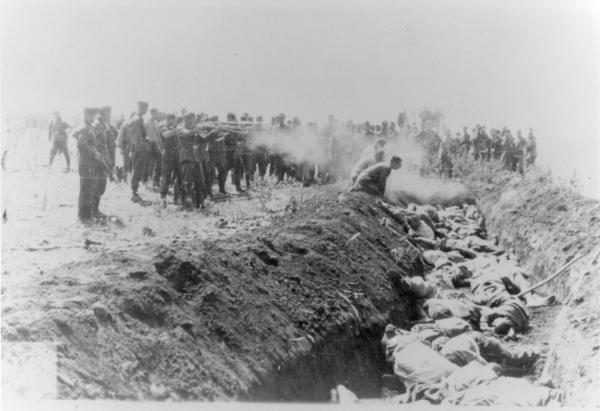 Bild 1 von 2: Massenerschießung durch eine Einheit der SS-Einsatzgruppen.