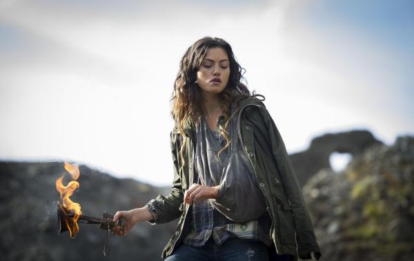 Bild 1 von 9: Die wagemutige Amy (Phoebe Tonkin) lässt sich nicht so schnell einschüchtern, aber als eine Gruppe Söldner ihre Schule auf einer einsamen Insel stürmen und die Kids als Geisen nehmen, muss sie plötzlich ums nackte Überleben kämpfen ...