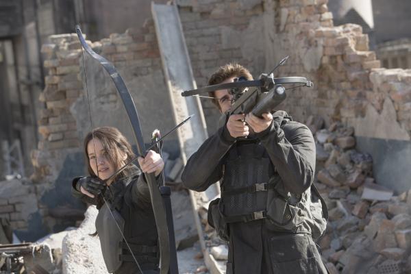 Bild 1 von 28: Gemeinsam sind Katniss (Jennifer Lawrence, l.) und Gale (Liam Hemsworth, r.) wildentschlossen, ihre Gegner auszuschalten und für die Freiheit des Volkes zu kämpfen. Doch ihr einflussreicher Gegner fährt alle Geschütze vor ...