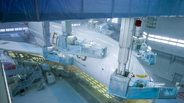 Bild 1 von 3: Ein Airbus A380, die größte Passagiermaschine der Welt, wird lackiert. Vier bis sechs Schichten Lack bekommt ein Flugzeug, mehr als 200 Liter Farbe haften letztlich am Rumpf.