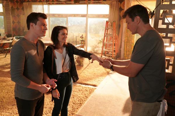 Bild 1 von 2: Henry (Zayne Emory, l.) und Abigail (Madeleine Coghlan, M.) verkünden John Nolan (Nathan Fillion, r.), dass sie sich verlobt haben.