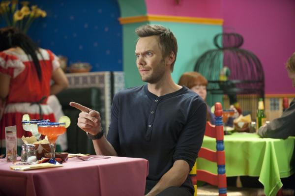 Bild 1 von 12: Nachdem Jeff (Joel McHale) von drei deutschen Austauschstudenten beim Kickern herausgefordert wird, bittet er Shirley, ihn zu trainieren ...