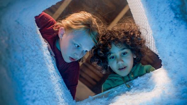 Bild 1 von 9: Im Bild: Evy Hanse (Anna), Adam el Bachiri (Saïd).