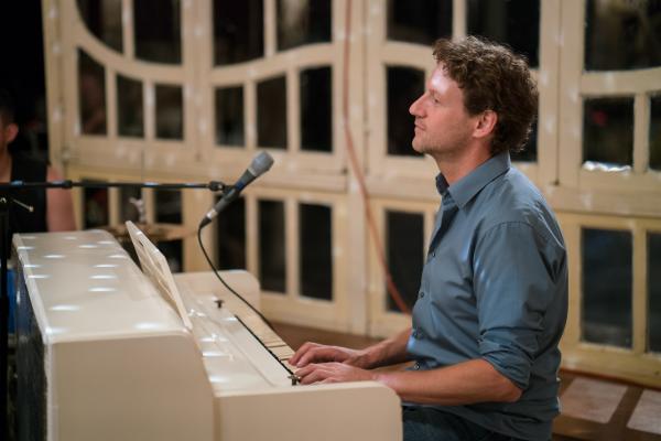 Bild 1 von 15: Der New Yorker Barpianist Michael Tandsom (Thomas Unger) wird von Skye zur Vorbereitung ihres Solos engagiert.